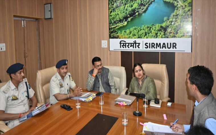 Sirmaur News: अल्पसंख्यक, दिव्यांग और SC/ST योजनाओं की समीक्षा! 34 लाभार्थियों को मिला 1.72 करोड़ लोन