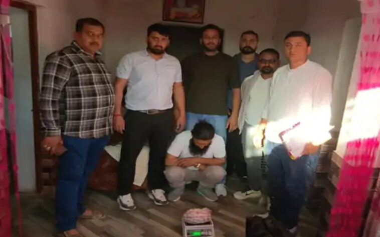 Himachal Crime News: पुलिस ने कॉम्प्लेक्स में मारा छापा! तस्कर काबू, कब्जे से मिली चरस की बड़ी खेप Himachal Crime News: पुलिस ने कॉम्प्लेक्स में मारा छापा! तस्कर काबू, कब्जे से मिली चरस की बड़ी खेप