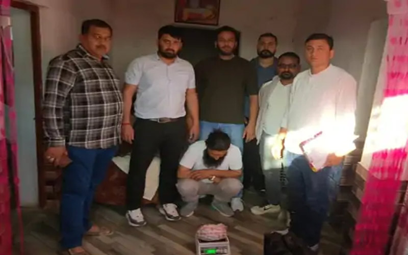 Himachal Crime News: पुलिस ने कॉम्प्लेक्स में मारा छापा! तस्कर काबू, कब्जे से मिली चरस की बड़ी खेप