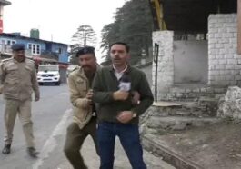 Himachal Latest News: रिपोर्टिंग करते पत्रकार के साथ पुलिस की धक्का-मुक्की! वीडियो वायरल, विपक्ष ने सरकार को घेरा