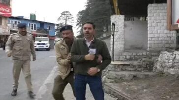 Himachal Latest News: रिपोर्टिंग करते पत्रकार के साथ पुलिस की धक्का-मुक्की! वीडियो वायरल, विपक्ष ने सरकार को घेरा