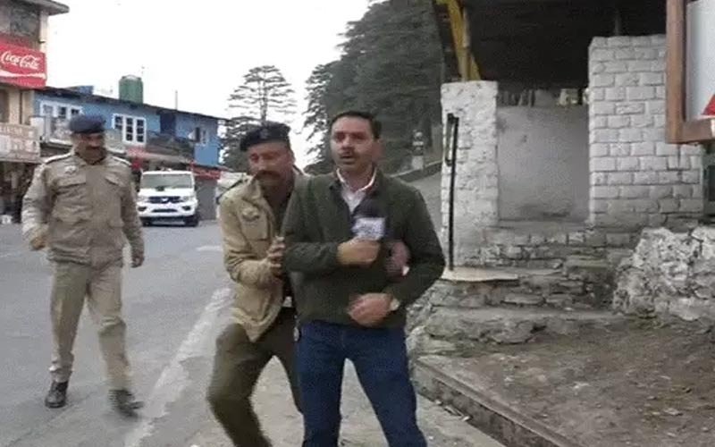 Himachal Latest News: रिपोर्टिंग करते पत्रकार के साथ पुलिस की धक्का-मुक्की! वीडियो वायरल, विपक्ष ने सरकार को घेरा