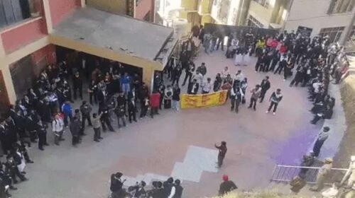 Himachal News Alert: एचपीयू में छात्र पर चाकूबाजी मामले को लेकर SFI का फूटा गुस्सा! दिया धरना, भारी पुलिस बल तैनात