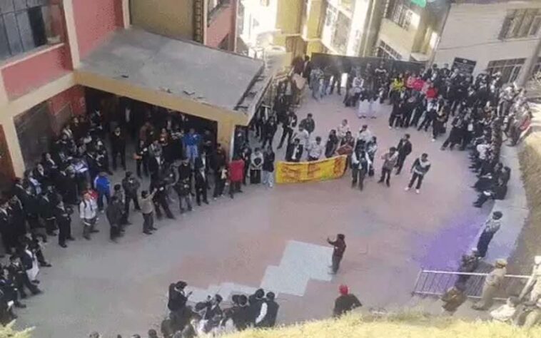 Himachal News Alert: एचपीयू में छात्र पर चाकूबाजी मामले को लेकर SFI का फूटा गुस्सा! दिया धरना, भारी पुलिस बल तैनात