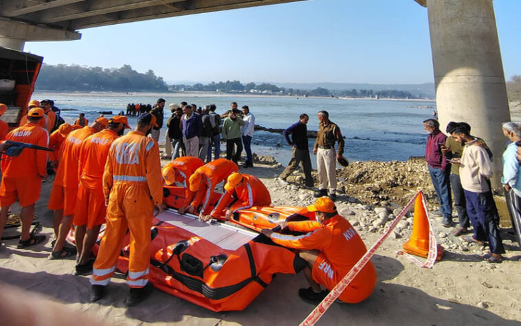 दुखद: भाई और दोस्तों के साथ नहाते ब्यास नदी में डूबे 22 वर्षीय अंकित का शव बरामद! परिजन बेसुध दुखद: भाई और दोस्तों के साथ नहाते ब्यास नदी में डूबे 22 वर्षीय अंकित का शव बरामद! परिजन बेसुध