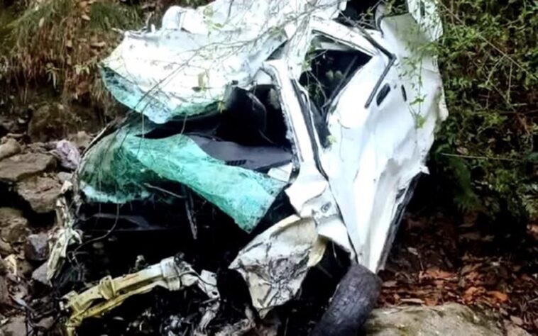Himachal Road Accident: गहरी खाई में लुढ़की पर्यटकों की कार! तीन ने गवाई जान, तीन की हालत नाजुक Himachal Road Accident: गहरी खाई में लुढ़की पर्यटकों की कार! तीन ने गवाई जान, तीन की हालत नाजुक