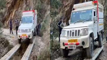 Himachal News: ग्रामीणों ने खड्ड पर लगाए लोहे के एंगल! फिर निकाली पिकअप, 9 माह से फंसी थी