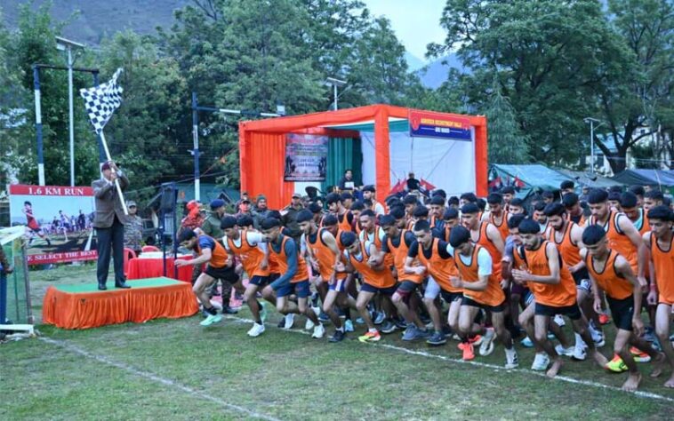 Agniveer Recruitment: अग्निवीर भर्ती रैली में युवाओं का उत्साह! 1.6 किमी दौड़ में 286 अभ्यर्थी सफल Agniveer Recruitment: अग्निवीर भर्ती रैली में युवाओं का उत्साह! 1.6 किमी दौड़ में 286 अभ्यर्थी सफल