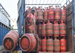 PNG Vs LPG: पीएनजी और एलपीजी में से कौन है किचन का असली हीरो? जाने सेफ्टी, खर्च और सुविधा का पूरा हिसाब PNG Vs LPG: पीएनजी और एलपीजी में से कौन है किचन का असली हीरो? जाने सेफ्टी, खर्च और सुविधा का पूरा हिसाब