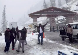 Snowfall In Himachal: हिमाचल में फिर बिगड़ा मौसम! पहाड़ों पर ताज़ा बर्फ़बारी, पर्यटकों ने की मस्ती