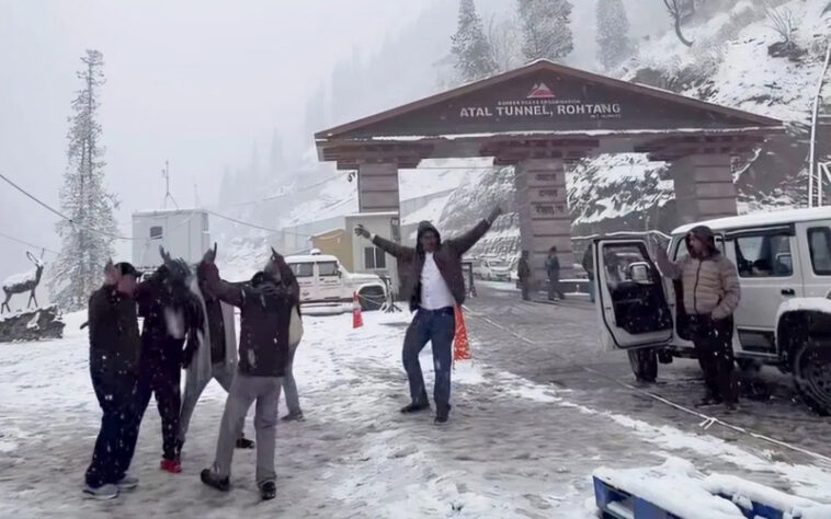 Snowfall In Himachal: हिमाचल में बारिश-बर्फबारी का दौर जारी! यहां 7 इंच तक फ्रेश स्नोफॉल, मार्च में दिसंबर जैसा एहसास