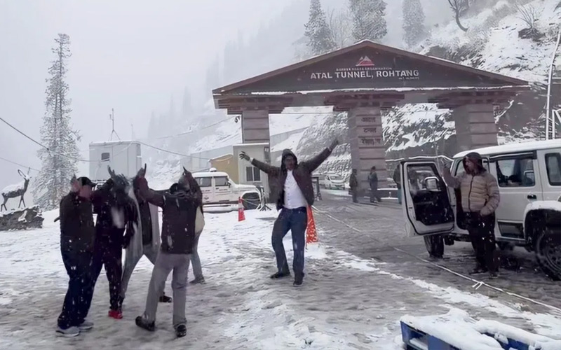 Snowfall In Himachal: हिमाचल में बारिश-बर्फबारी का दौर जारी! यहां 7 इंच तक फ्रेश स्नोफॉल, मार्च में दिसंबर जैसा एहसास