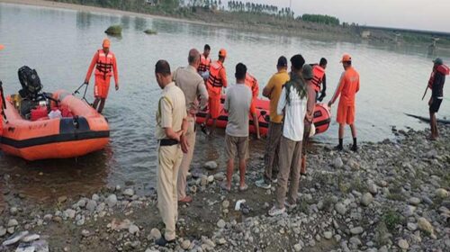 Himachal Latest News: दोस्तों के साथ नहाते ब्यास नदी में डूबा 11वीं कक्षा का छात्र! सर्च अभियान जारी Himachal Latest News: दोस्तों के साथ नहाते ब्यास नदी में डूबा 11वीं कक्षा का छात्र! सर्च अभियान जारी