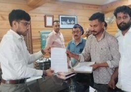 Paonta Sahib: 5 साल का इंतज़ार और अधूरे वादे! भगानी पुल निर्माण को ग्रामीणों ने घेरा प्रशासन, SDM को सौंपा ज्ञापन