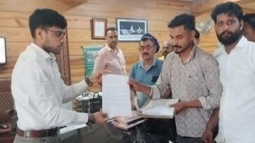 Paonta Sahib: 5 साल का इंतज़ार और अधूरे वादे! भगानी पुल निर्माण को ग्रामीणों ने घेरा प्रशासन, SDM को सौंपा ज्ञापन