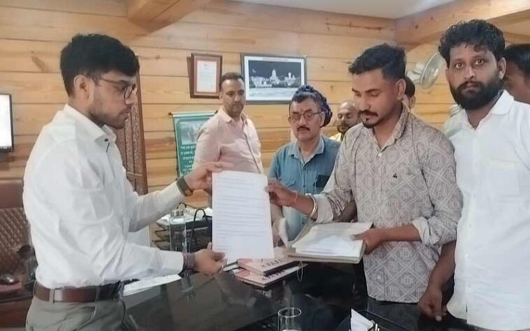 Paonta Sahib: 5 साल का इंतज़ार और अधूरे वादे! भगानी पुल निर्माण को ग्रामीणों ने घेरा प्रशासन, SDM को सौंपा ज्ञापन