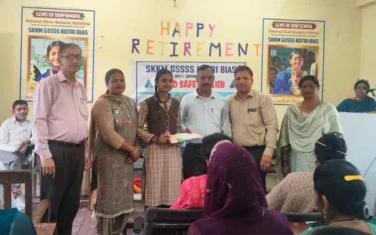 Paonta Sahib: 10वीं में 95.57% अंक, वैशाली चौधरी को 16,000 रुपए के कूपन से किया सम्मानित Paonta Sahib: 10वीं में 95.57% अंक, वैशाली चौधरी को 16,000 रुपए के कूपन से किया सम्मानित