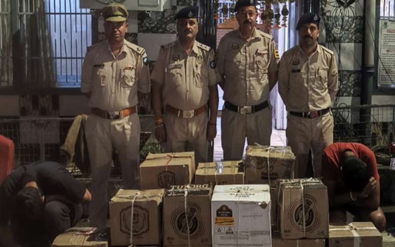 Himachal Crime News: गाड़ी से शराब का जखीरा बरामद! कुल्लू और मंडी के दो तस्कर गिरफ्तार