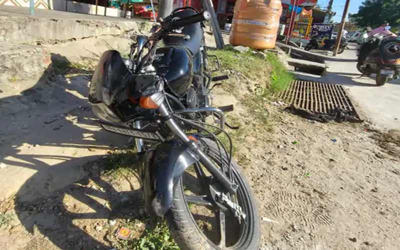 Accident In Himachal: सड़क किनारे खड़े व्यक्ति को तेज रफ्तार बाइक ने मारी टक्कर! अस्पताल पहुंचने से पहले ही तोड़ा दम