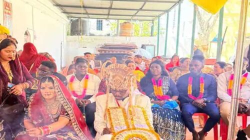 Himachal News: अफ्रीकी दूल्हे ने हिमाचल की बेटी संग लिए सात फेरे! मंदिर में हुई अनोखी शादी, नाटी पर थिरके विदेशी मेहमान Himachal News: अफ्रीकी दूल्हे ने हिमाचल की बेटी संग लिए सात फेरे! मंदिर में हुई अनोखी शादी, नाटी पर थिरके विदेशी मेहमान