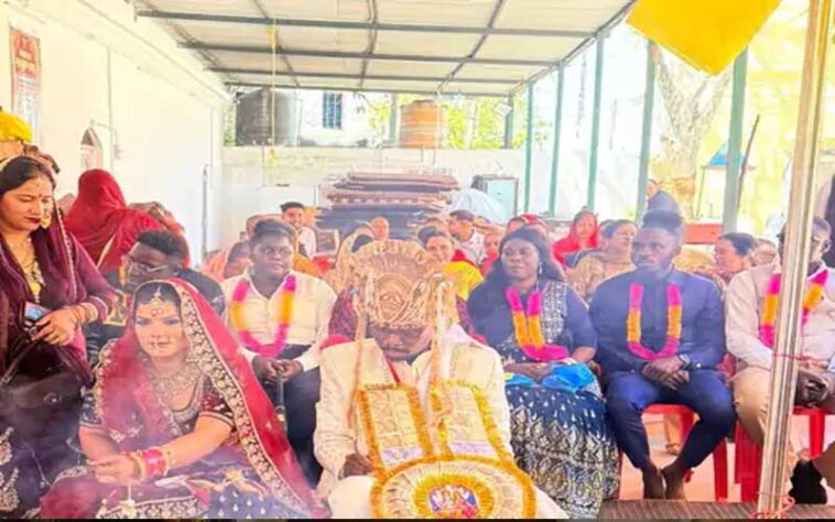 Himachal News: अफ्रीकी दूल्हे ने हिमाचल की बेटी संग लिए सात फेरे! मंदिर में हुई अनोखी शादी, नाटी पर थिरके विदेशी मेहमान