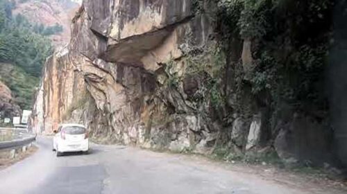 HP News: पर्यटन सीजन को लेकर प्रशासन का बड़ा फैसला! इस रोड पर भारी वाहनों के लिए नया टाइम-टेबल जारी HP News: पर्यटन सीजन को लेकर प्रशासन का बड़ा फैसला! इस रोड पर भारी वाहनों के लिए नया टाइम-टेबल जारी