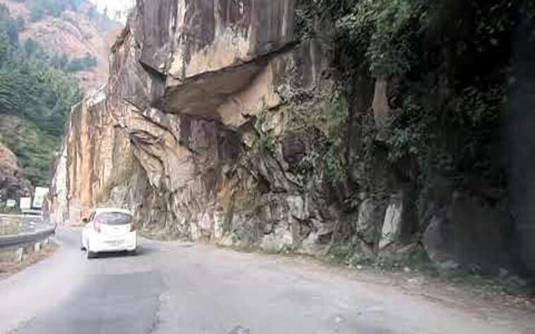 HP News: पर्यटन सीजन को लेकर प्रशासन का बड़ा फैसला! इस रोड पर भारी वाहनों के लिए नया टाइम-टेबल जारी