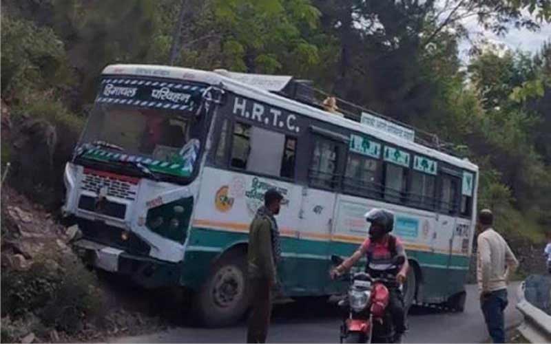 Accident In Himachal: HRTC बस की ब्रेक फेल! चालक ने सूझबूझ से बचाई 50 यात्रियों की जान