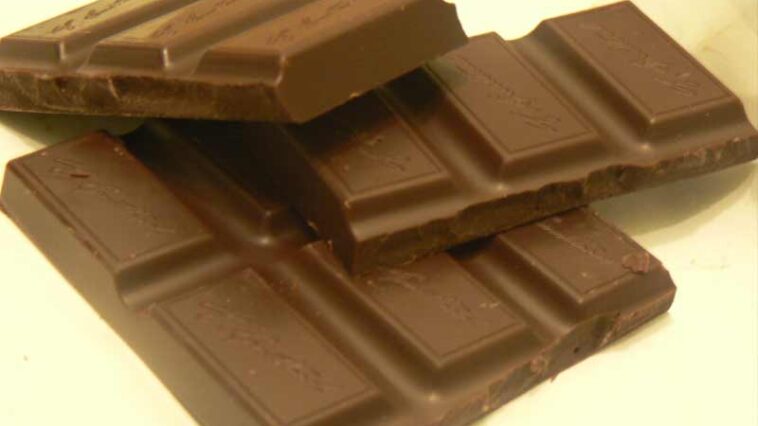 Himachal Latest News: नामी ब्रांड की चॉकलेट से निकले फिनाइल गोली के टुकड़े! मासूम की जान पर आई आफत