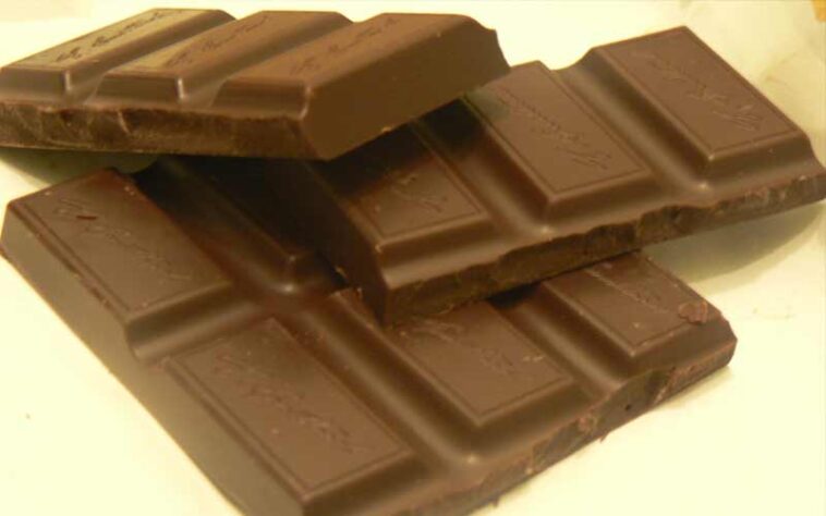 Himachal Latest News: नामी ब्रांड की चॉकलेट से निकले फिनाइल गोली के टुकड़े! मासूम की जान पर आई आफत Himachal Latest News: नामी ब्रांड की चॉकलेट से निकले फिनाइल गोली के टुकड़े! मासूम की जान पर आई आफत