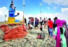 Sirmour News: चूड़धार में उमड़ी श्रद्धालुओं की भीड़! रास्तों पर अभी भी जमी है बर्फ, प्रशासन की अनुमति का इंतजार