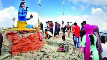 Sirmour News: चूड़धार में उमड़ी श्रद्धालुओं की भीड़! रास्तों पर अभी भी जमी है बर्फ, प्रशासन की अनुमति का इंतजार