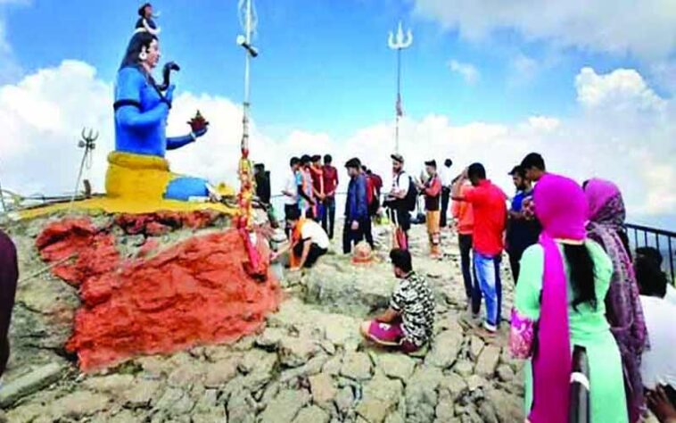 Sirmour News: चूड़धार में उमड़ी श्रद्धालुओं की भीड़! रास्तों पर अभी भी जमी है बर्फ, प्रशासन की अनुमति का इंतजार