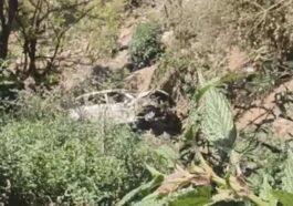 हिमाचल में बड़ा हादसा: मौ**त ने दिया चंद सेकंड का फासला! पार्किंग कर रहे 2 साथियों की गई जान, कार से उतरे 4 लोग बचे