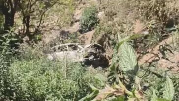 हिमाचल में बड़ा हादसा: मौ**त ने दिया चंद सेकंड का फासला! पार्किंग कर रहे 2 साथियों की गई जान, कार से उतरे 4 लोग बचे