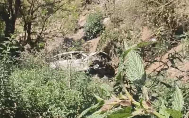 हिमाचल में बड़ा हादसा: मौ**त ने दिया चंद सेकंड का फासला! पार्किंग कर रहे 2 साथियों की गई जान, कार से उतरे 4 लोग बचे