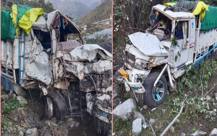 हिमाचल में बड़ा हादसा: सड़क से लुढ़क कर खाई में गिरी पिकअप! दो युवकों की मौत, तीसरे की हालत गंभीर