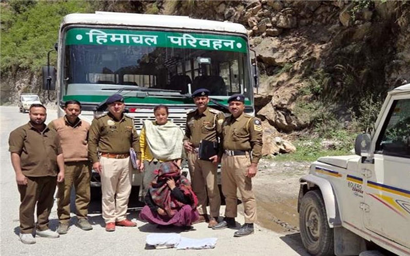 Himachal Crime News: न**शे के खिलाफ पुलिस का एक्शन! महिला से 2 किलो चरस और अफीम जब्त, बस में ले जा रही थी सप्लाई