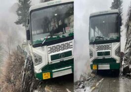 HRTC Bus Accident: पहाड़ी से बरसे पत्थर और हवा में लटक गई एचआरटीसी बस! ड्राइवर की एक ‘ब्रेक’ ने बचाई 20 यात्रियों की जान