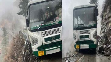 HRTC Bus Accident: पहाड़ी से बरसे पत्थर और हवा में लटक गई एचआरटीसी बस! ड्राइवर की एक ‘ब्रेक’ ने बचाई 20 यात्रियों की जान