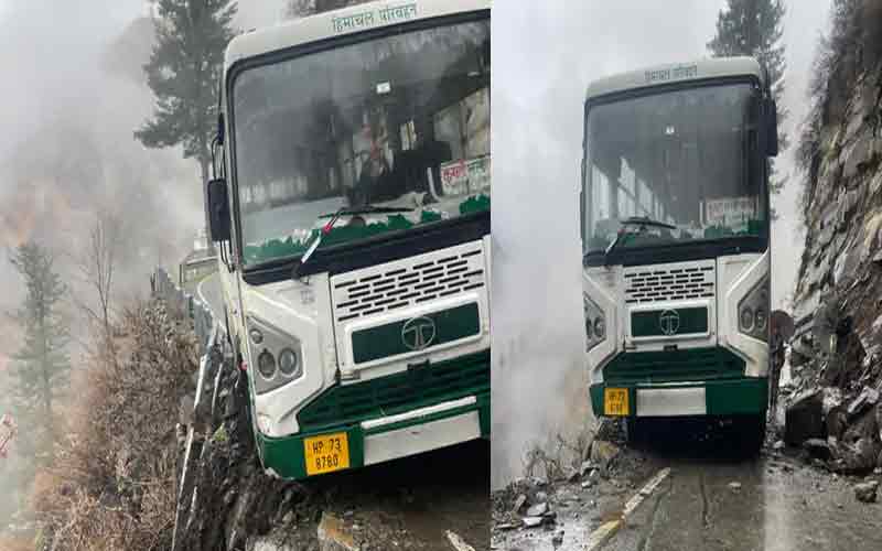 HRTC Bus Accident: पहाड़ी से बरसे पत्थर और हवा में लटक गई एचआरटीसी बस! ड्राइवर की एक ‘ब्रेक’ ने बचाई 20 यात्रियों की जान