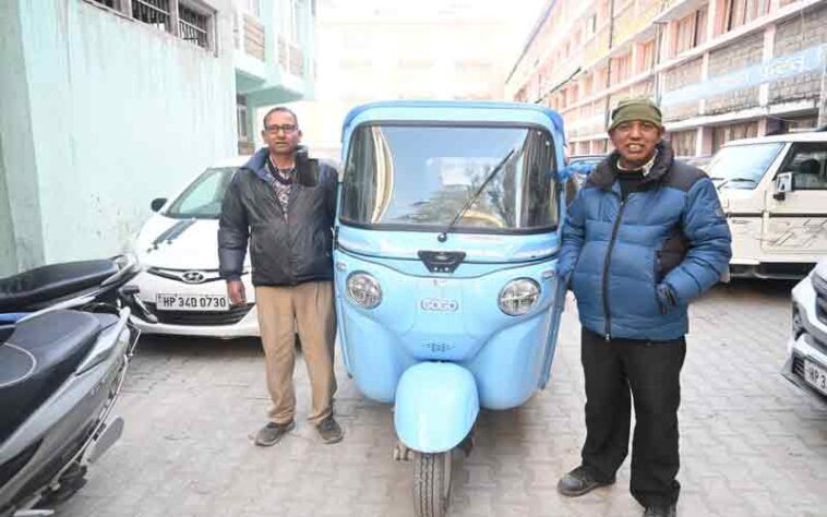 HP News: हिमाचल के सुरिंदर ने पेट्रोल ऑटो को किया बाय-बाय! ई-रिक्शा चलाकर दोगुनी कर रहे कमाई HP News: हिमाचल के सुरिंदर ने पेट्रोल ऑटो को किया बाय-बाय! ई-रिक्शा चलाकर दोगुनी कर रहे कमाई
