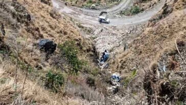 Sirmour News: खाई में गिरी स्विफ्ट कार! झारखंड और शिमला के 2 लोगों की मौ**त, चालक गंभीर घायल