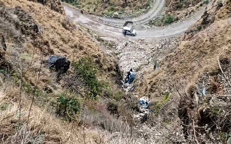 Sirmour News: खाई में गिरी स्विफ्ट कार! झारखंड और शिमला के 2 लोगों की मौ**त, चालक गंभीर घायल