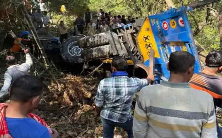 हिमाचल में बड़ा हादसा: खाई में गिरी श्रद्धालुओं से भरी ट्रैक्टर-ट्रॉली! 3 की मौ**त, 32 घायल