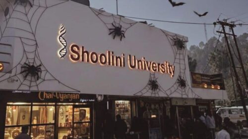 शूलिनी यूनिवर्सिटी में प्रोफेसर की अश्लील चैट वायरल, छात्रों का फूटा गुस्सा शूलिनी यूनिवर्सिटी में प्रोफेसर की अश्लील चैट वायरल, छात्रों का फूटा गुस्सा