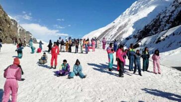 HP Tourist: कोकसर के होटल-ढाबे बंद! भूखे-प्यासे लौट रहे पर्यटक, चाय-पानी को भी तरसे टूरिस्ट