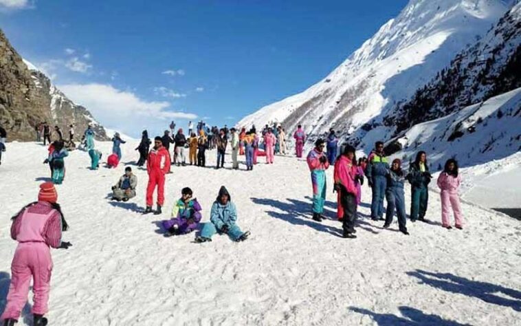 HP Tourist: कोकसर के होटल-ढाबे बंद! भूखे-प्यासे लौट रहे पर्यटक, चाय-पानी को भी तरसे टूरिस्ट