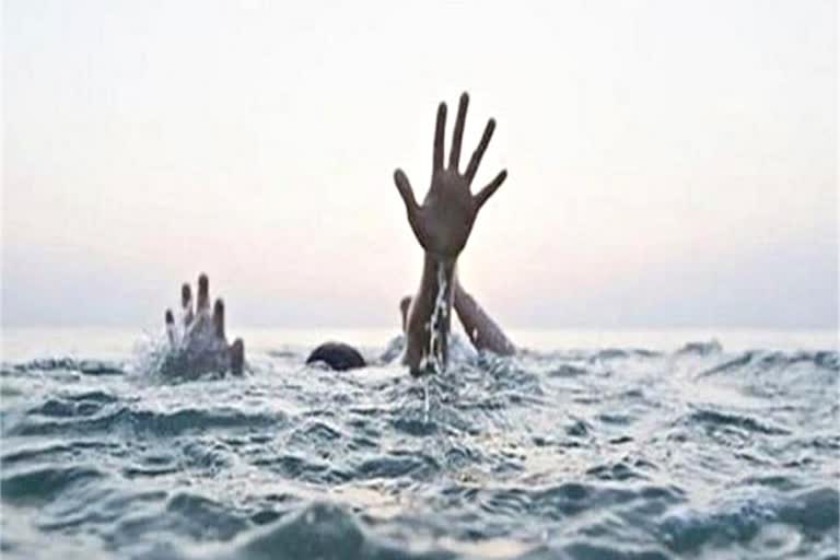 छोटे भाई को बचाने खड्ड में कूदा बड़ा भाई, डूबने से दोनों मासूमों की मौत: संगड़ाह के देवामानल गांव में पसरा मातम