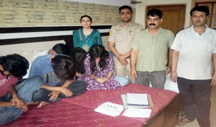 हिमाचल के होटल में चल रहा था नशे का खेल: 15.85 ग्राम चिट्टा के साथ 5 पकड़े, दो नाबालिग लड़कियां भी शामिल